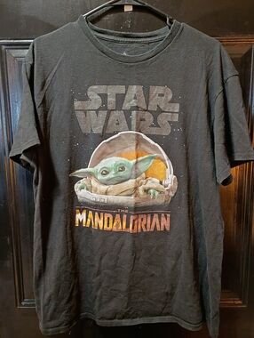 Men's "Disney Parks" Star Wars "The Mandalorian" T-Shirt size Large Excellent Co
